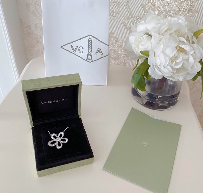 Van Cleef & Arpels necklace 12yxq21